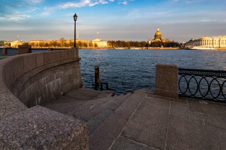 Откройте для себя Санкт-Петербург с воды: водные прогулки по Неве