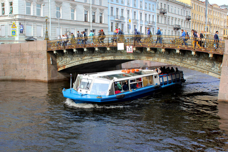 Речные прогулки в Санкт-Петербурге: открыть город с воды